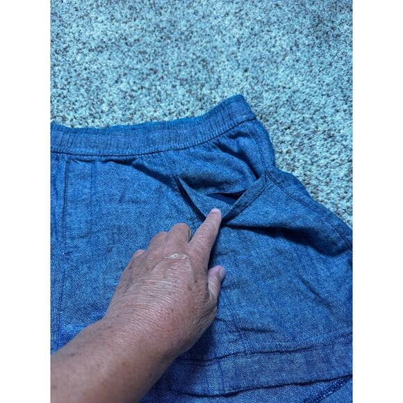 Old Navy women short size 2X, Lightweight Denim fabric; wide, stretchy waistband - Picture 7 of 8